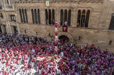 La plaça de la Paeria ha viscut aquest diumenge una gran diada castellera de la Festa Major, una de les cites primerenques de la temporada.