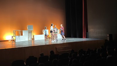 Representació de l'obra "Llufa" per els alumnes de l'escola Francesco Tonucci en la 28ª Mostra de Teatre Escolar.