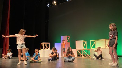 Representació de l'obra "Miniheroics" per els alumnes de l'escola Francesco Tonucci en la 28ª Mostra de Teatre Escolar.