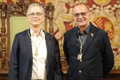 El doctor Joan Viñas ha rebut la medalla de la ciutat de Lleida de mans del paer en cap.