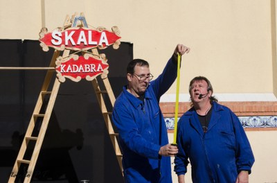“Skala Kadabra” és un espectacle conduït amb molt d’humor per 2 personatges que intentaran comunicar-se amb el públic però sense dir cap paraula.