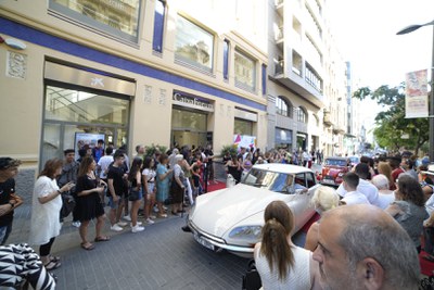 Estrena dels curts de Palma Produccions amb catifa vermella a la porta del CaixaForum. Els actors i actrius han arribat amb cotxes d’època amb la col….