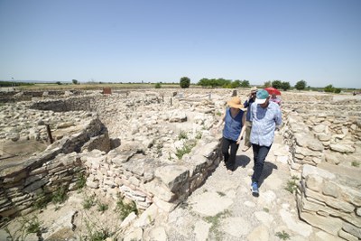 La directora arqueològica dels Vilars ha acompanyat el paer en cap en el recorregut per la fortalesa.