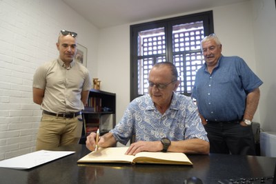 Miquel Pueyo ha signat en el llibre d'honor de l'Ajuntament d'Arbeca.