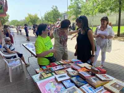 Les entitats del barri han habilitat diverses parades durant el matí, una d'elles oferia gratuitament llibres clàssics de la literatura.