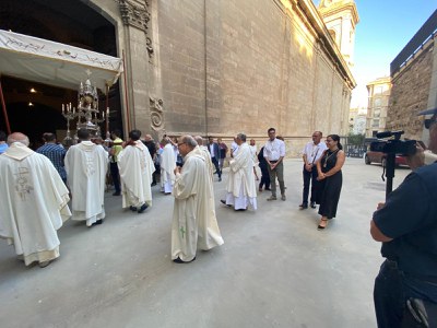 El paer en cap i la resta de regidors, entrant en la Catedral després de la processó.