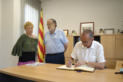 L'alcalde ha signat en el llibre d'honor de La Torxa.