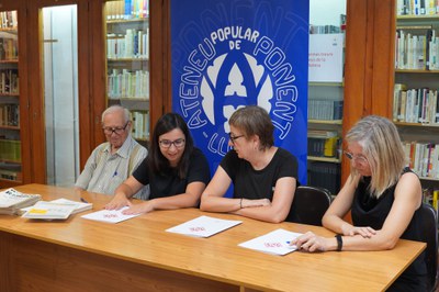 La signatura de la donació de 164 exemplars de la revista Ressò a l'Ajuntament ha tingut lloc a la seu de l'Ateneu Popular de Ponent, al carrer Pau C….