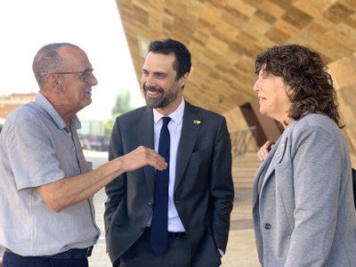 L'alcalde conversant amb la consellera Jordà i el conseller Torrent.