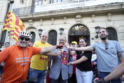 Els tinents d'alcalde Jordina Freixanet i Paco Cerdà i el regidor Ignasi Amor han rebut la Flama del Canigó a la Paeria.