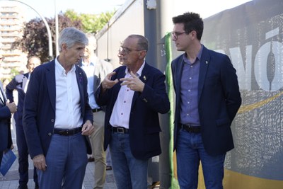 El conseller Argimon, l'alcalde Pueyo i el tinent d'alcalde Postius, en l'acte de col·locació de la 1a pedra de la seu del Col·legi Oficial de Metges.