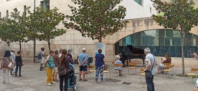 Durant tot el dia, les distintes peces que tocaven els inscrits al concurs que anaven arribant, altres estudiants i gent espontània que passava pel c….