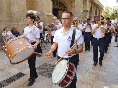 Arribada a la plaça Paeria de la banda murciana Sociedad de Santa Cecília de Pozo Estrecho.