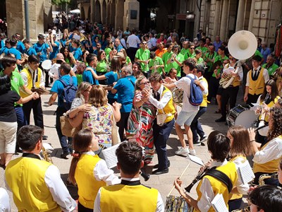 La plaça Paeria amb totes les bandes i el públic ballant.