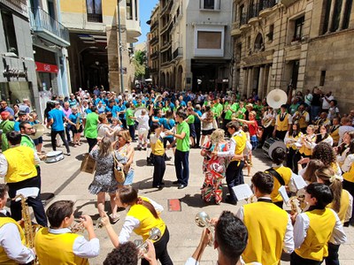 La plaça Paeria amb totes les bandes i el públic ballant.