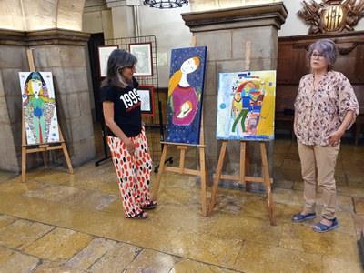 La tinent d'alcalde Sandra Castro i l'artista Luz Estela Londoño, aquesta tarda a la inauguració de la mostra.