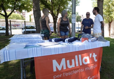 Les piscines municipals de Lleida destinaran la recaptació d'avui a la Fundació Esclerosi Múltiple. També han cedit espais per poder-hi vendre produc….