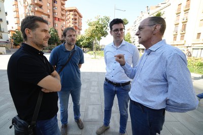 Miquel Pueyo i Toni Postius conversen amb els responsables tècnics de les obres..