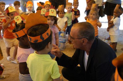 L'alcalde conversa amb alguns dels infants del casal de l'escola bressol de la Mitjana.