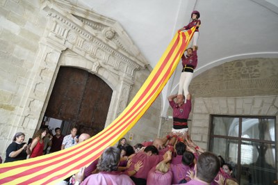 Els Castellers de Lleida han aixecat un pilar dins del Roser.