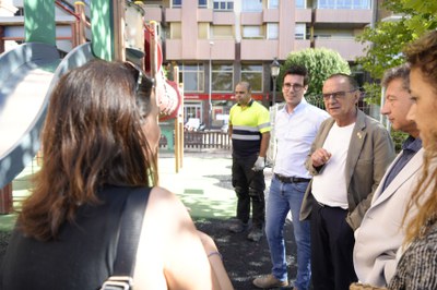 Un moment de la visita de Pueyo i Postius a les obres de millora del paviment de la plaça La Pau.