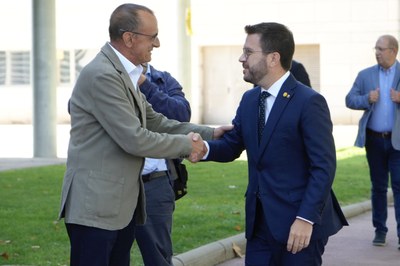 L'alcalde Pueyo saluda el president de la Generalitat, Pere Aragonès.