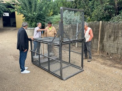 Una altra imatge de la gàbia que es posarà a disposició dels veïns per capturar senglars..