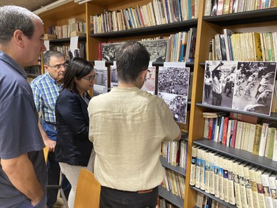 Jordina Freixanet contempla algunes de les fotos exposades a la biblioteca del Centre Cívic.