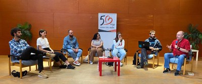 Carles Feixa ha moderat la taula rodona en què han participat representants de diversos col·lectius de joves del barri.