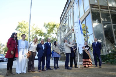 L'alcalde Miquel Pueyo i Cosme García han hissat la bandera de les Cases i Centres Regionals.