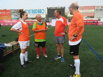 El paer en cap, Miquel Pueyo, i el tinent d'alcalde, Paco Cerdà, amb la jugadora del CF Pardinyes, Abat, i elirector de banca d’institucions de Caixa….