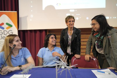 Freixanet amb Paula Vidal i Claudia Diosán, de Women Techmakers Lleida, i la directora de l'institut, Txus Castro.