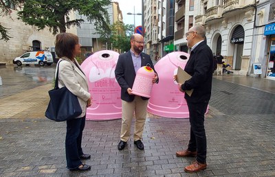 La Paeria i Ecovidrio han presentat, davant els dos contenidors roses instal·lats a l’avinguda de Blondel, la campanya desenvolupada amb motiu del Di….