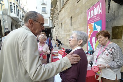 El paer en cap, Miquel Pueyo, ha saludat les integrants d'Adima Lleida que avui han instal·lat una taula informativa a la plaça de la Paeria.
