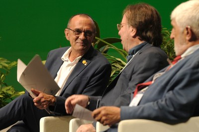 El paer en Cap, Miquel Pueyo, amb el president de la Asociación Española de Vacunología, Amos José García Rojas..