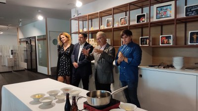 El tinent d'alcalde Paco Cerdà i el president de la Fecoll, Ferran Perdrix, han presentat l'activitat amb què ha arrencat CervisiaLleida 2022.