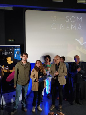 Jaume Rutllant ha lliurat el guardó a l'equip del curt documental S'altra banda, encapçalat per la directora Sònia Buj..