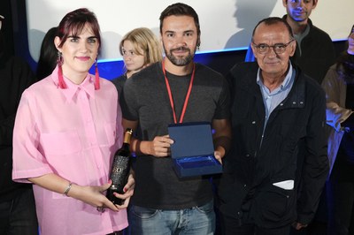 L'alcalde, Miquel Pueyo, ha lliurat el premi a la millor pel·lícula a Mi Vacio y yo, al director Adrián Silvestre, i l'actriu Raphaëlle Pérez..
