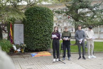 Alumnes del Col·legi del Carme de la Bordeta han llegit els noms de les víctimes que figuren a la placa.