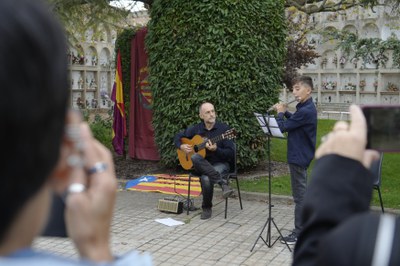 El professor Carles Herráiz i el seu fill han posat el toc musical a l'acte.