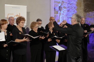 Els interludis musicals els han fet els membres de l'Schola Cantorum de l'Ateneu Popular.
