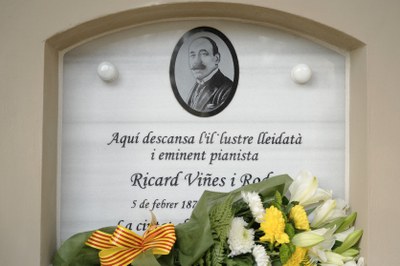 La Paeria ha recordat avui el pianista lleidatà Ricard Viñes en la tradicional visita al Cementiri municipal amb motiu de Tots Sants.