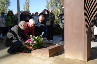 Ofrena floral davant l'escultura FITA que recorda les víctimes de la barbàrie feixista.