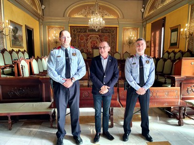 L'alcalde Miquel Pueyo, amb el nou cap de la Regió Policial del Ponent, Josep Maria Estela, i els sotscap del cos a l'àrea de Lleida, Jordi Dalmau..
