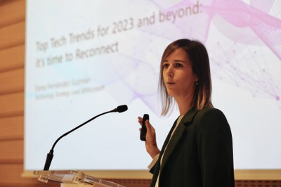 Ponència de l’actual Digital & Tech Strategy Lead for Retail & Consumer Goods de la cia. Microsoft, Elena Fernández, qui ha parlat de les tendències ….