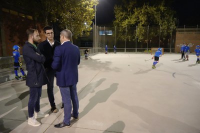 El tinent d'alcalde Toni Postius i el regidor Ignasi Amor, amb el president del Club Lleida Llista d’hoquei patins, Ernic Duch.