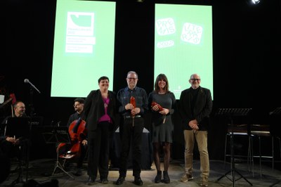 Els guanyadors dels premis amb el regidor de Cultura i la vicepresidenta de la Diputació.