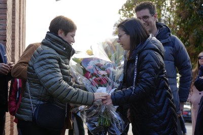 La tinent d'alcalde lliura un ram de flors a Pili Zambrana, la germana de Carmela.
