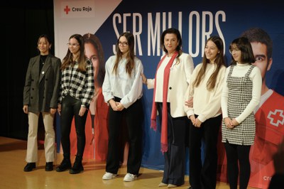 Les joves premiades en el concurs "Els principis de la Creu Roja".