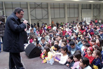 L'alcalde de Lleida, Àngel Ros, ha engrescat la mainada amb la renovació del parc.